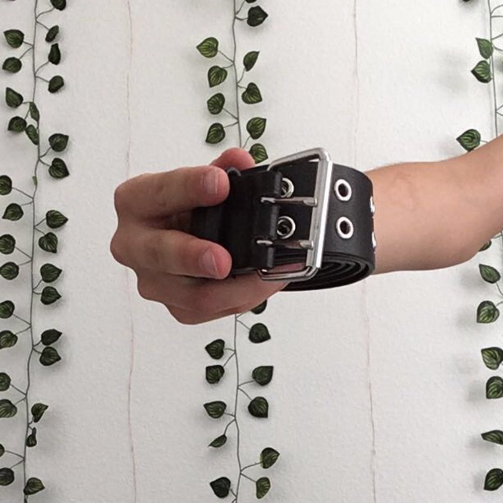 Brandy Melville: FAUX LEATHER GROMMET BELT